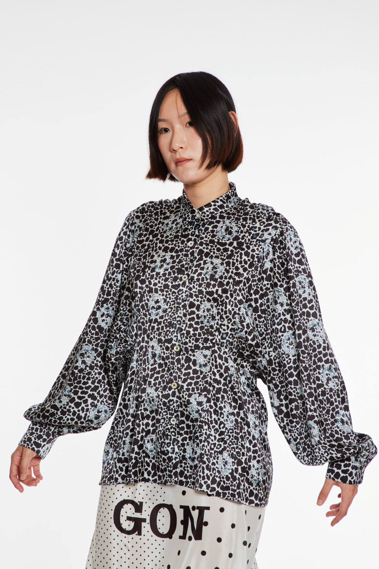 AW20-puffyblouse-leogrey-1