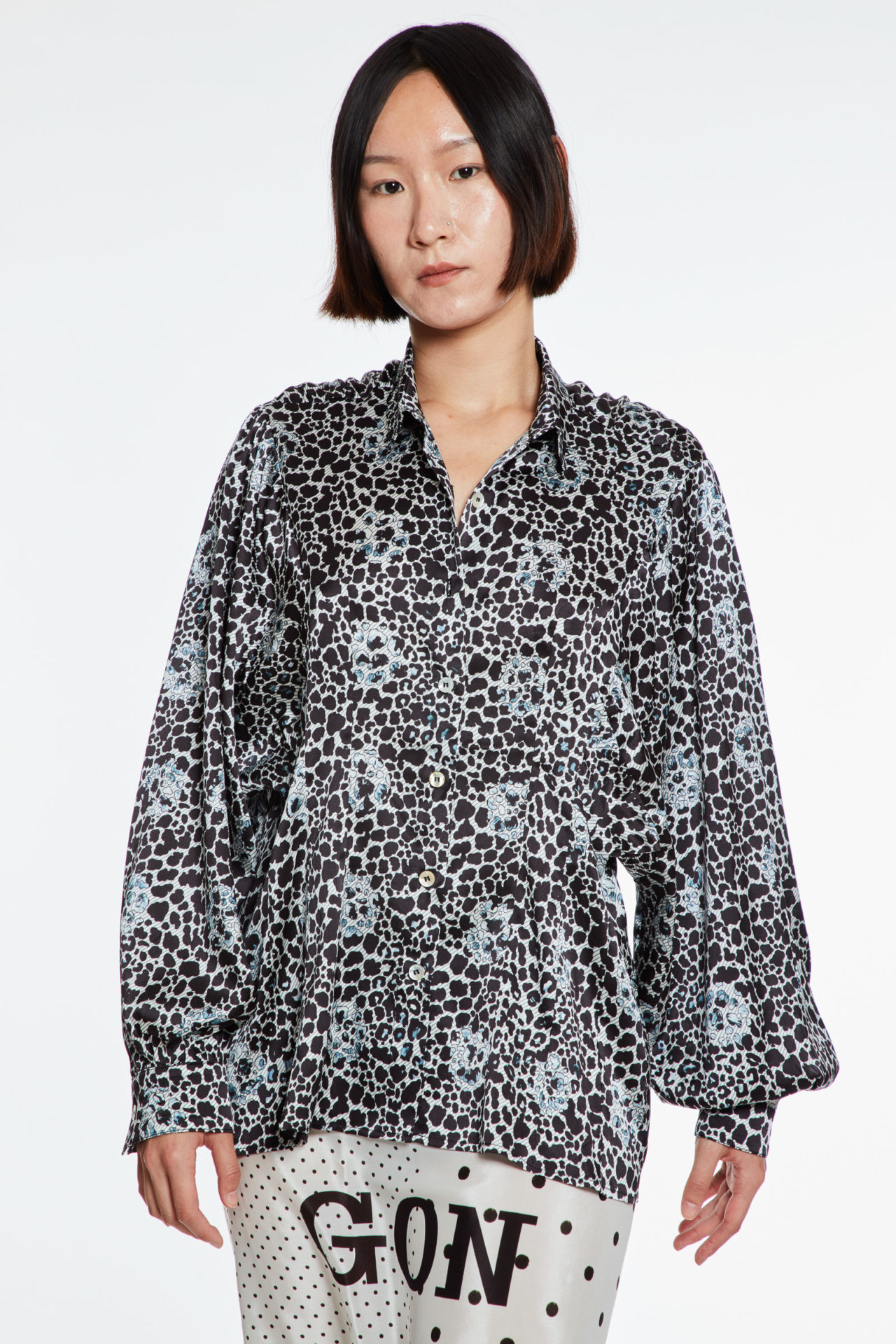AW20-puffyblouse-leogrey-3
